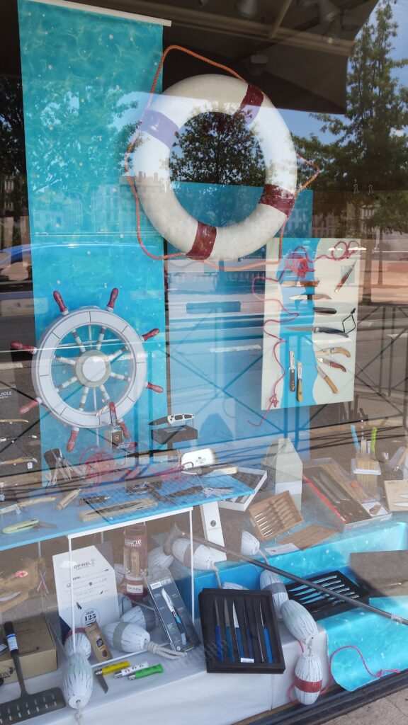 Étalagiste décorateur de vitrine coutellerie