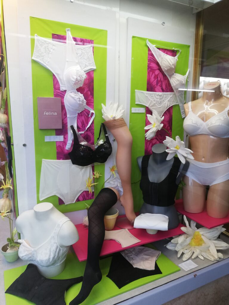 Étalagiste décorateur de vitrine lingerie